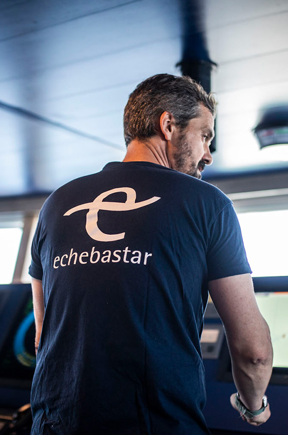 Utilizamos técnicas de cerco con la implantación en nuestra flota de un novedoso sistema de separación de pescado capturado que devuelve al mar el pescado vivo no objetivo, sin apenas presencia humana.