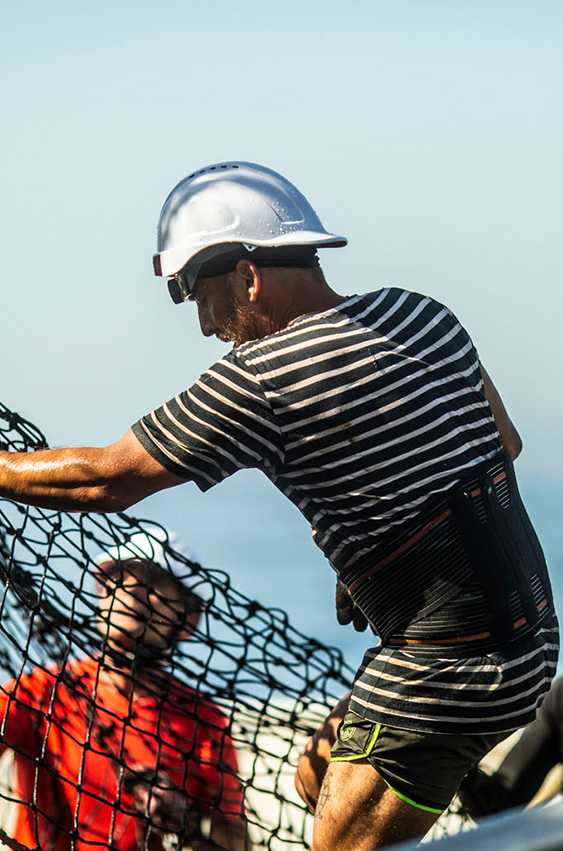 En continua relación con instituciones como AZTI, MSC, EII, ISSF… trabajando por la sostenibilidad del recurso y las buenas prácticas. Tanto tripulantes como gestores y directivos asisten a cursos de formación y mejora de la actividad pesquera.