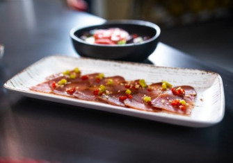 Carpaccio de Atún Ahumado con Ensalada