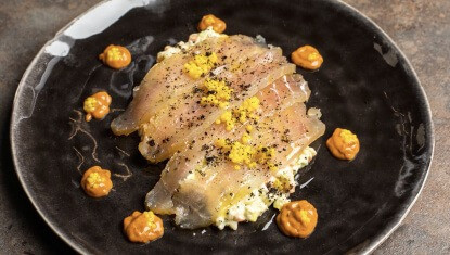 MARLÍN AHUMADO CON ENSALADA TROPICAL